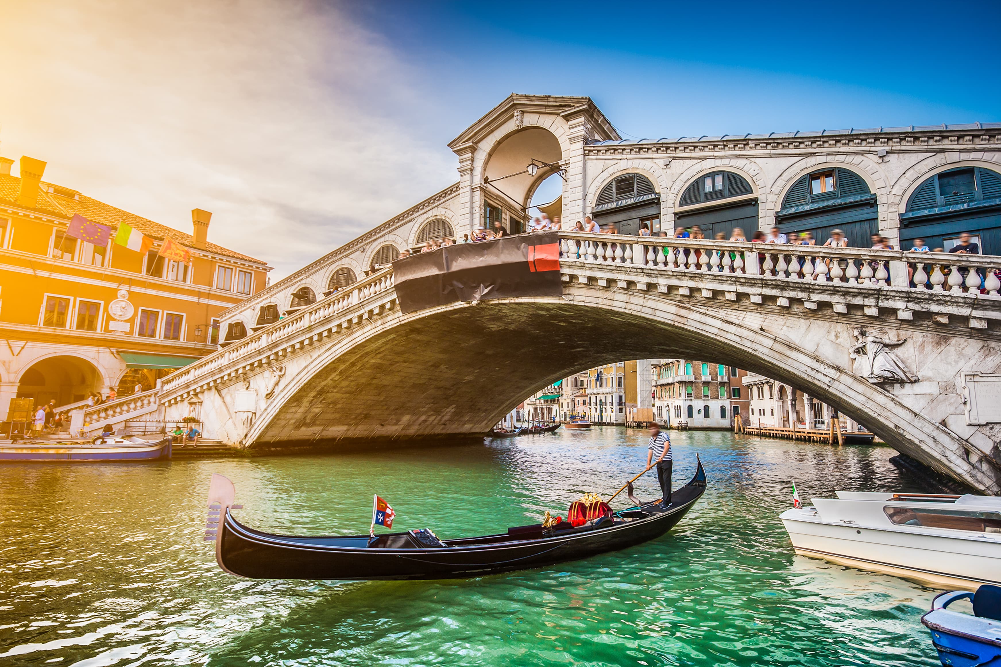 Gondoliere su una gondola nel Canal Grande sotto il Ponte di Rialto a Venezia.